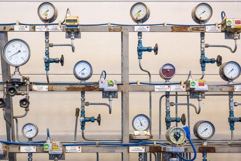 Analoge Anzeigen am Gasspeicher im bayerischen Wolfersberg