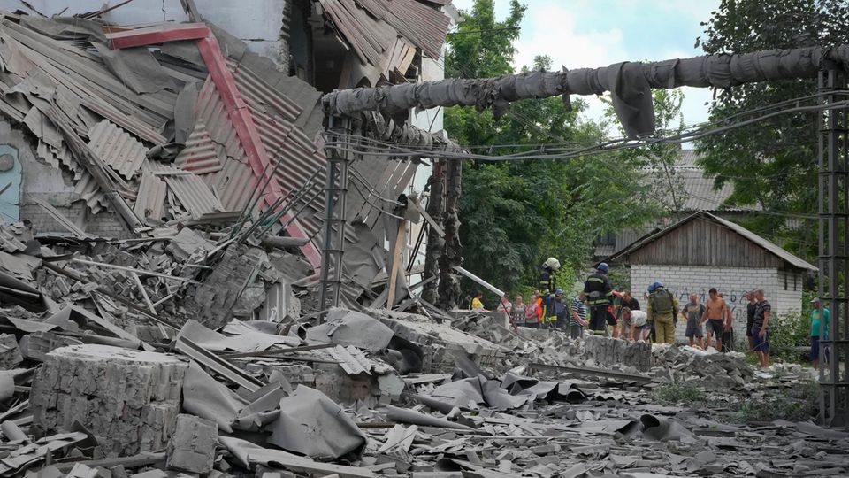 Anwohner holen nach einem russischen Luftangriff in Lyssytschansk eine Leiche aus den Trümmern eines Gebäudes
