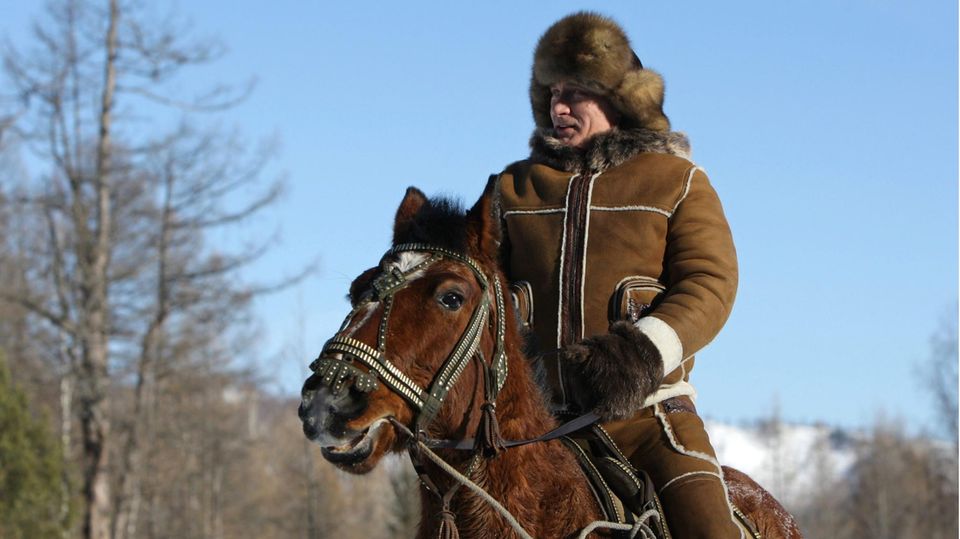 Die russischen Republik Chakassien besieht sich Wladimir Putin 2010 vom Rücken eines Pferdes aus.