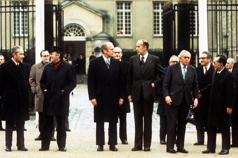 Damals noch G6: Das erste Treffen der Staats- und Regierungschefs der sechs führenden Industrienationen findet im November 1975 auf Schloß Rambouillet bei Paris statt: Der italienische Ministerpräsident Aldo Moro (v.l.n.r.), Bundeskanzler Helmut Schmidt, US-Präsident Gerald Ford, der französische Präsident Valery Giscard d'Estaing, der britische Premierminister Harold Wilson, US-Außenminister Henry Kissinger und der japanische Ministerpräsident Takeo Miki.