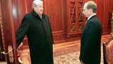 Am 31. Dezember 1999 tritt Jelzin überraschend zurück und übergibt die Macht an Wladimir Putin.