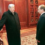 Am 31. Dezember 1999 tritt Jelzin überraschend zurück und übergibt die Macht an Wladimir Putin.