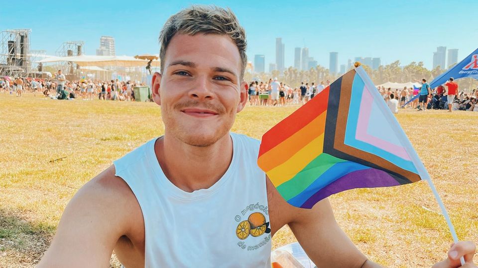 Joey auf einem Festival mit Regenbogenfahne