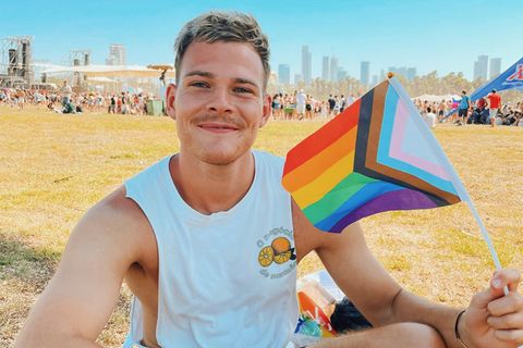 Joey auf einem Festival mit Regenbogenfahne
