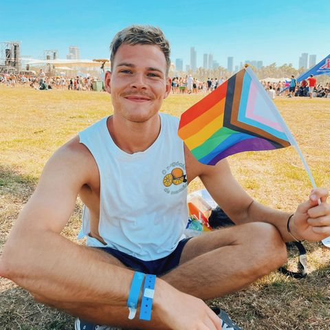 Joey auf einem Festival mit Regenbogenfahne