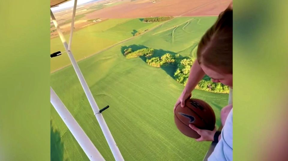 Basketball: Teenager meistern Wurf aus Flugzeug – aus 300 Meter Höhe