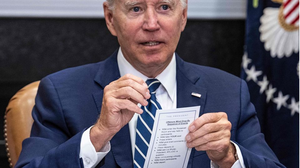 Joe Biden mit Zettel