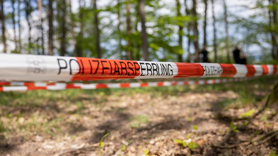 Polizeiabsperrung im Wald.