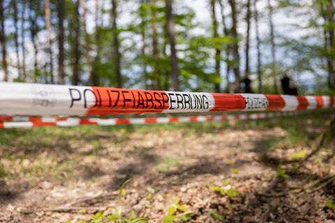 Polizeiabsperrung im Wald.