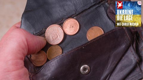 Die letzen Cent Münzen werden aus einem fast leeren portemonnaie geholt