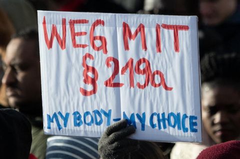 "Weg mit Paragraf 219a. My Body - my Choice" steht auf einem Schild bei einer Demo für das Recht auf Abtreibungen
