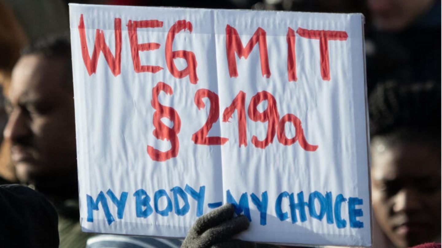 "Weg mit Paragraf 219a. My Body - my Choice" steht auf einem Schild bei einer Demo für das Recht auf Abtreibungen