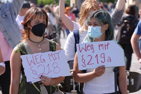 Zwei junge Frauen protestieren für das Recht auf Abtreibung - und fordern "Weg mit §218 und 219a"