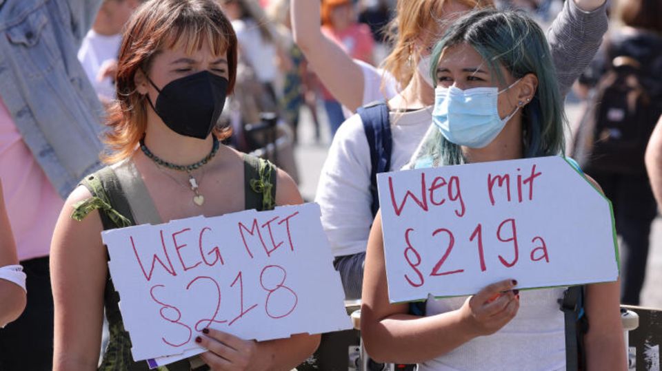 Zwei junge Frauen protestieren für das Recht auf Abtreibung - und fordern "Weg mit §218 und 219a"