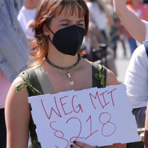 Zwei junge Frauen protestieren für das Recht auf Abtreibung - und fordern "Weg mit §218 und 219a"