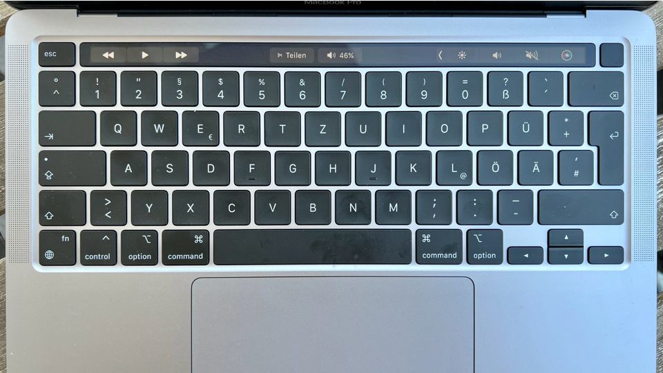 Die Touchbar am oberen Ende der Tastatur wurde bei den anderen Modellen des Macbook Pro wieder mit vollwertigen Tasten ersetzt