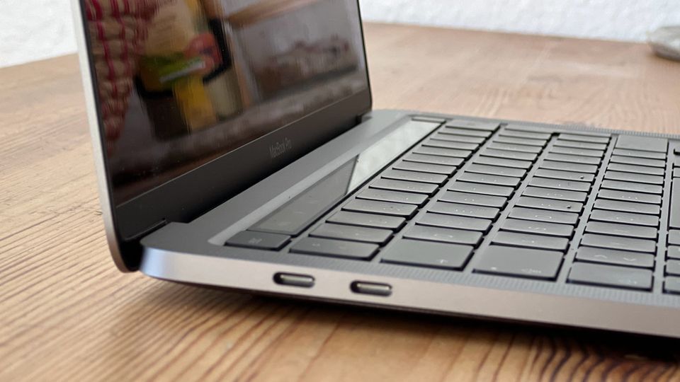 Wie beim Vorgänger-Modell beschränkt Apple sich auf zwei USB-C-Anschlüsse mit Thunderbolt 4. Beim neuen Macbook Air gibt es links davon zusätzlich einen Magsafe-Ladestecker