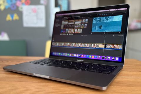 Ein MAcbook Pro mit M2-Chip steht auf einem Küchentisch