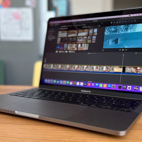 Ein MAcbook Pro mit M2-Chip steht auf einem Küchentisch