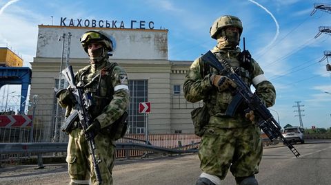 Zwei russische Soldaten bewachen einen Eingang des Wasserkraftwerks Kachowka, eines Laufwasserkraftwerks am Dnjepr (Archivbild)