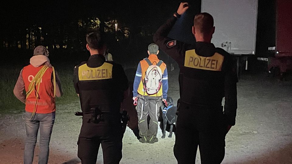 Spürhunde bei der Suche nach Joe