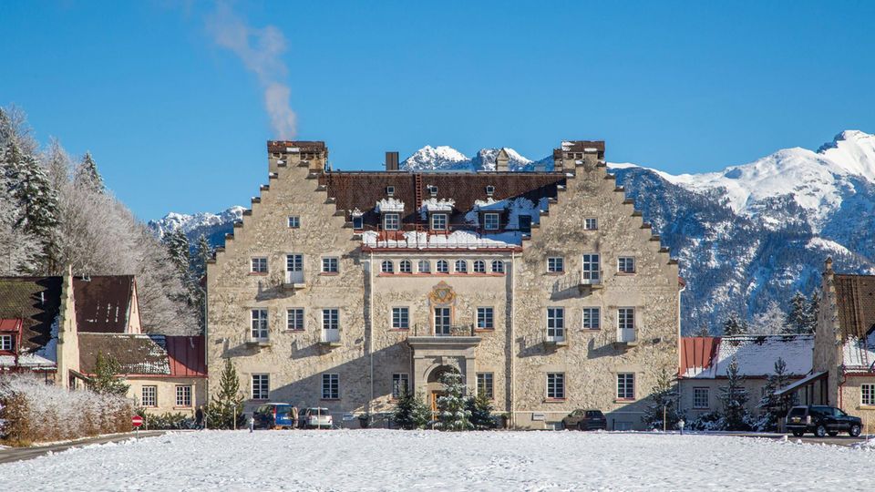 Das Luxushotel Das Kranzbach vor winterlicher Bergkulisse