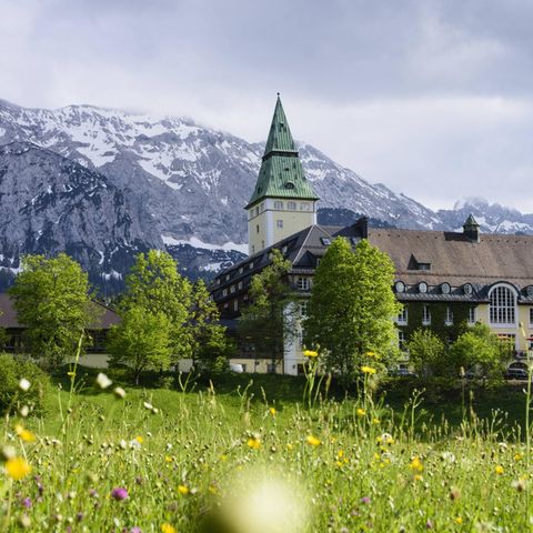 Schloss Elmau mit Bergen im Hintergrund