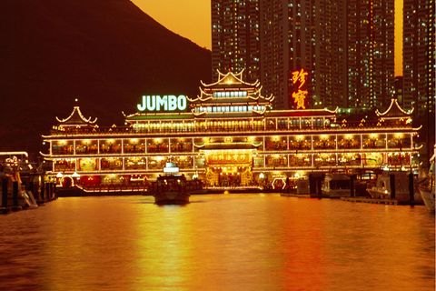 Die "Jumbo Kingdom" liegt im Hafen von Aberdeen im Süden Hongkongs