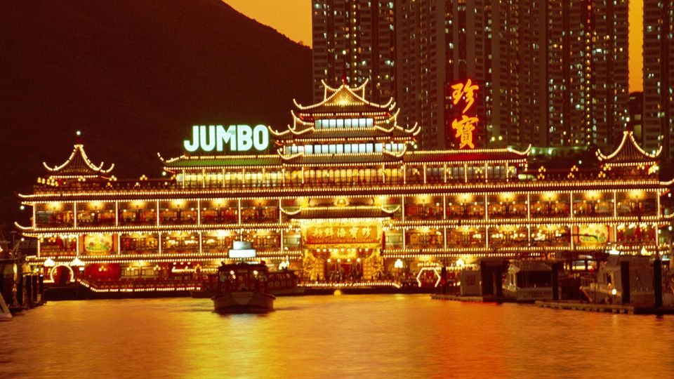 Die "Jumbo Kingdom" liegt im Hafen von Aberdeen im Süden Hongkongs