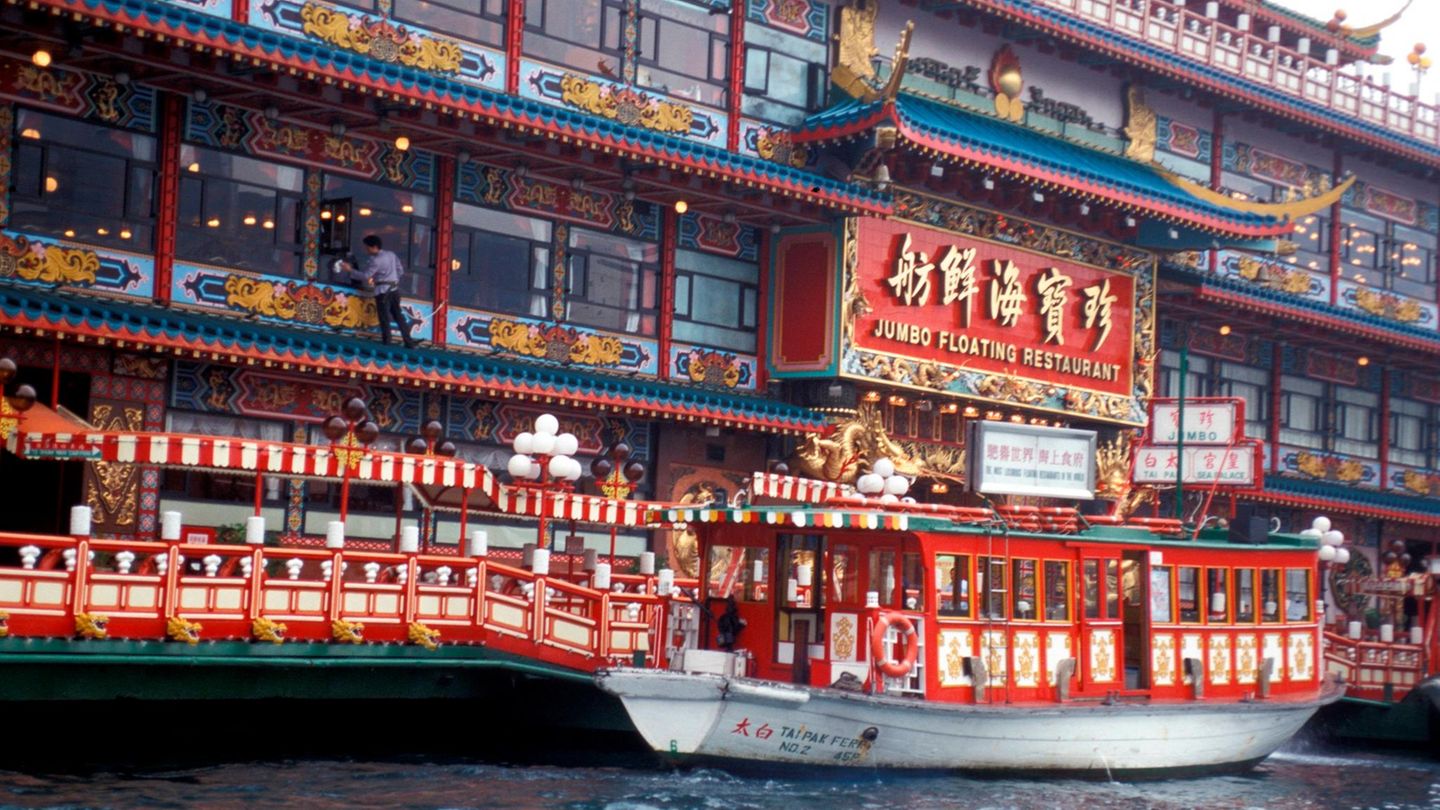 Die "Jumbo Kingdom" im Hafen von Hongkong