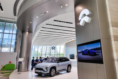 Ein Nio-Fahrzeug steht in einem Showroom in Shanghai