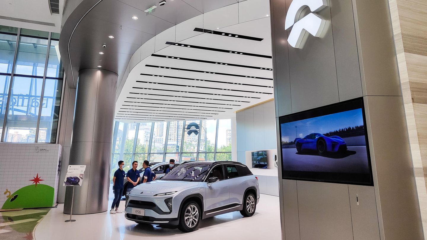 Ein Nio-Fahrzeug steht in einem Showroom in Shanghai