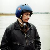 Als eine der ersten Amtshandlungen als Interims-Präsident erhöht Putin die Militärausgaben um 50 Prozent, begründet mit der Lage im Nordkaukasus. Als Ministerpräsident hat er im Volk mit seinem harten Vorgehen in Tschetschenien große Sympathien errungen. Putin profiliert sich als der starke Mann. Vor allem dank Beresowski. Der Oligarch nutzt seine Fernsehsender, um Putin ins rechte Licht zu rücken – in dem Glauben, er setze auf den richtigen Mann für seine eigene Zukunft.   Doch der Oligarchen-Favorit ist in Gefahr. Es häufen sich die Indizien, dass die Bombenanschläge in Russland, die den zweiten Tschetschenischen Krieg ausgelöst haben, nicht von tschetschenischen Separatisten angezettelt worden sind, sondern vom FSB. Der Versuch einer unabhängigen parlamentarischen Untersuchung wird von der russischen Regierung blockiert und verläuft ergebnislos. Untersuchende Duma-Abgeordnete werden ermordet.   Der Profiteur des Kriegs heißt Putin. Im Verlauf des Krieges in Tschetschenien kann der ehemalige FSB-Direktor als neuer russischer Präsident seine Position an der Staatsspitze festigen. Die Aufnahme vom 20. März 2000 zeigt ihn in Fliegeruniform vor seinem Flug mit einem Kampfflugzeug vom Typ Su-27 in die tschetschenische Hauptstadt Grosny. Im Rahmen des Präsidentschafts-Wahlkampfes besucht Putin russische Truppen, die im Tschetschenien-Konflikt eingesetzt sind – sechs Tage vor der Wahl. 