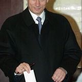 Die Medienstrategie geht auf. Putin gewinnt am 26.März 2000 die Präsidentschaftswahl und wird zweiter Präsident der Russischen Föderation. Im ersten Wahlgang erringt er 52,9 Prozent der Stimmen. Nach Jahren der Skandale, Verarmung und einem allgemeinen Gefühl nationaler Schwäche und Blamage erscheint die Wahl Putins vielen Russen als ein Neubeginn. Und die Oligarchen geben sich der Hoffnung hin, eigene Machtpositionen und Privilegien behalten zu können. Es sind schließlich ihr Geld und ihre Medien, die Putin an die Macht bringen. 