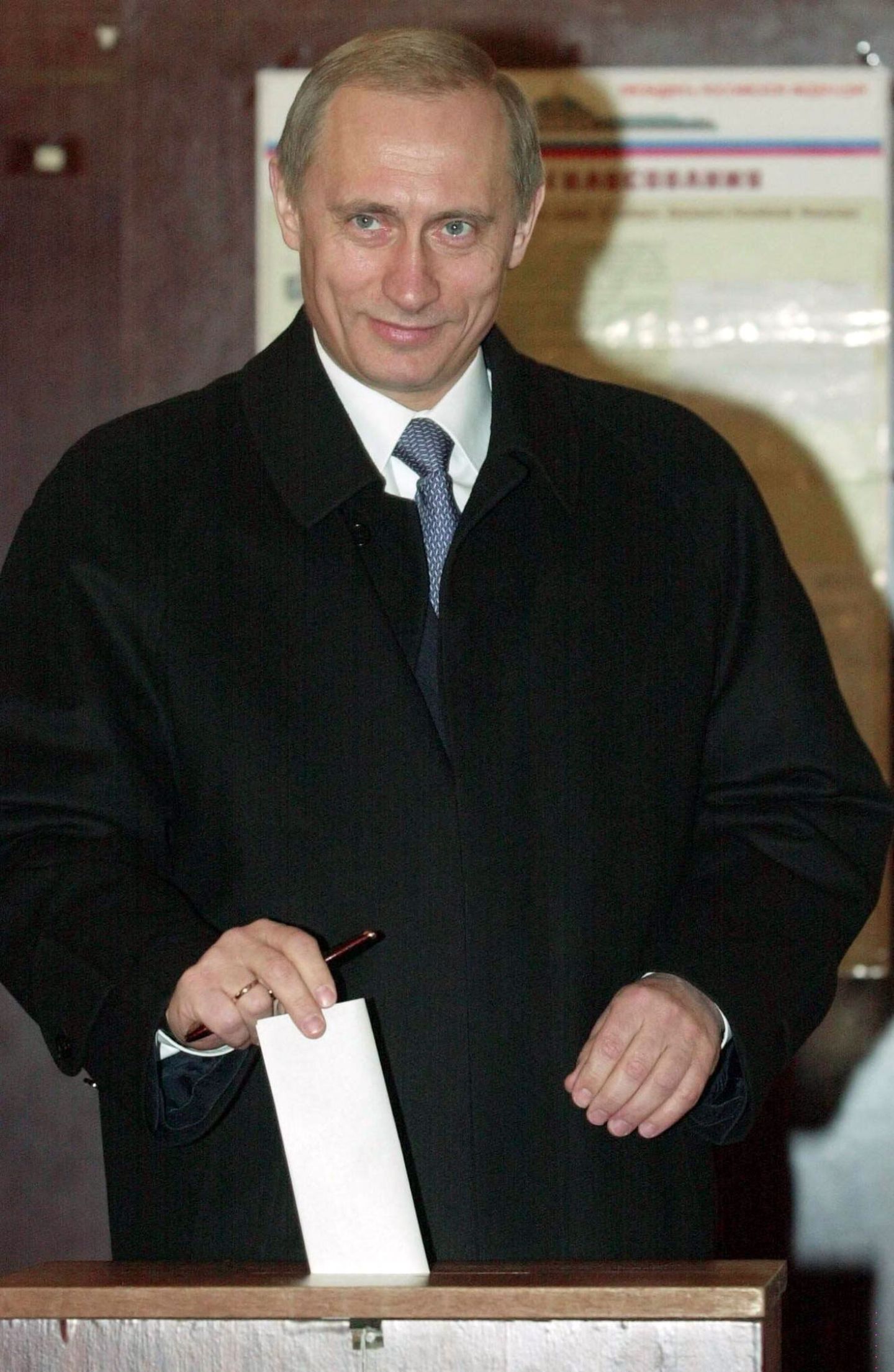 Der Geist des Neubeginns Die Medienstrategie geht auf. Putin gewinnt am 26.März 2000 die Präsidentschaftswahl und wird zweiter Präsident der Russischen Föderation. Im ersten Wahlgang erringt er 52,9 Prozent der Stimmen. Nach Jahren der Skandale, Verarmung und einem allgemeinen Gefühl nationaler Schwäche und Blamage erscheint die Wahl Putins vielen Russen als ein Neubeginn. Und die Oligarchen geben sich der Hoffnung hin, eigene Machtpositionen und Privilegien behalten zu können. Es sind schließlich ihr Geld und ihre Medien, die Putin an die Macht bringen.