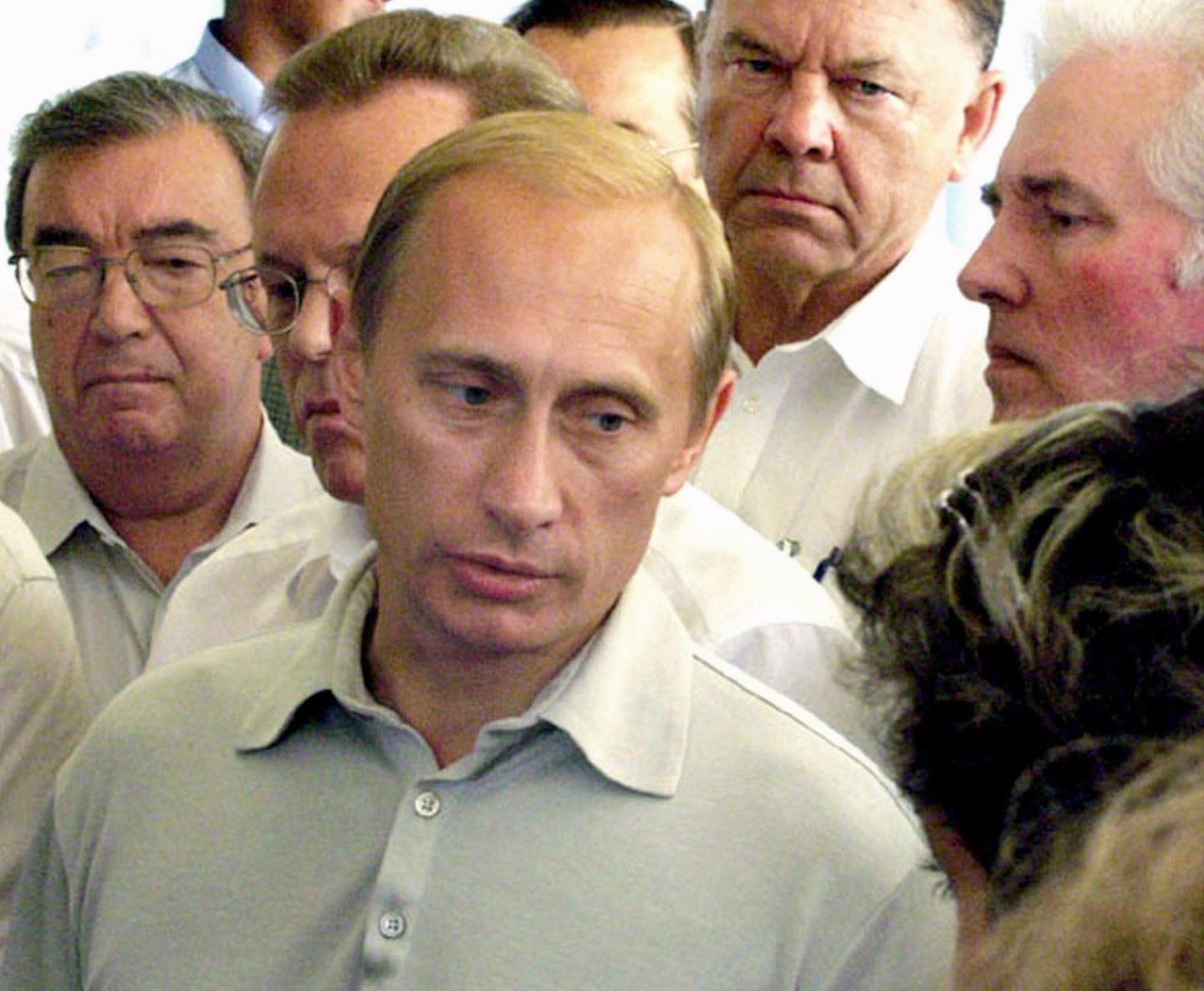 Der Untergang der "Kurst" wird für Putin zur ersten Krise. Während die Seeleute auf dem Grund des Meeres ersticken, sieht der frisch gewählte Präsident zunächst keinen Anlass, seinen Sommerurlaub am Schwarzen Meer abzubrechen. Putin schweigt tagelang zu der Tragödie im Nordmeer, er zögert, westliche Hilfe anzunehmen, während in der eisigen Barentssee um das Leben der eingeschlossenen Seeleute gekämpft wird. Die Öffentlichkeit wird erst nach zwei Tagen über den Untergang informiert, auch die Angehörige werden im Ungewissen gelassen. Erst vier Tage später gibt Putin in seinem Urlaubsort Sotschi eine Erklärung ab. 
