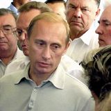 Der Untergang der "Kurst" wird für Putin zur ersten Krise. Während die Seeleute auf dem Grund des Meeres ersticken, sieht der frisch gewählte Präsident zunächst keinen Anlass, seinen Sommerurlaub am Schwarzen Meer abzubrechen. Putin schweigt tagelang zu der Tragödie im Nordmeer, er zögert, westliche Hilfe anzunehmen, während in der eisigen Barentssee um das Leben der eingeschlossenen Seeleute gekämpft wird. Die Öffentlichkeit wird erst nach zwei Tagen über den Untergang informiert, auch die Angehörige werden im Ungewissen gelassen. Erst vier Tage später gibt Putin in seinem Urlaubsort Sotschi eine Erklärung ab. 