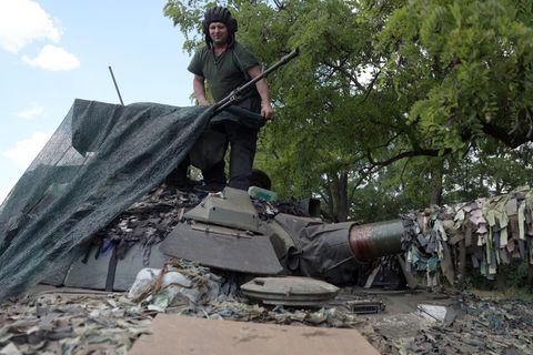 Der ukrainische Soldat deckt seinen Panzer bei Lyssytschansk ab.