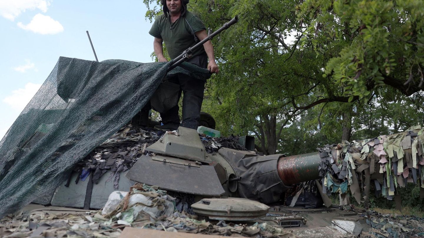 Der ukrainische Soldat deckt seinen Panzer bei Lyssytschansk ab.