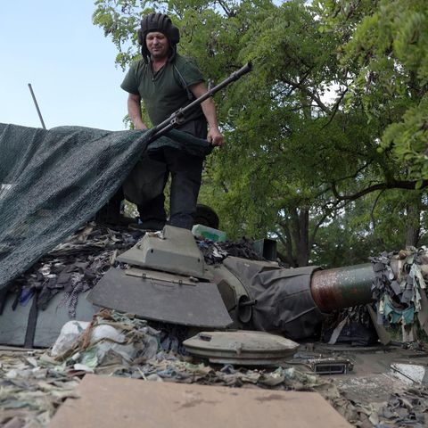 Der ukrainische Soldat deckt seinen Panzer bei Lyssytschansk ab.