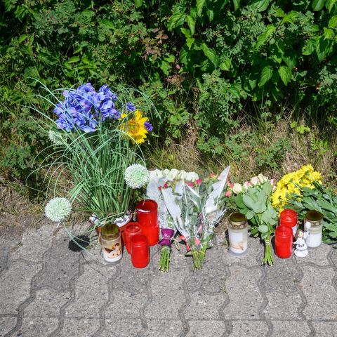 Blumen und Kerzen Fundort des getöteten Mädchen ins Salzgitter; Facebook-Suchaufruf