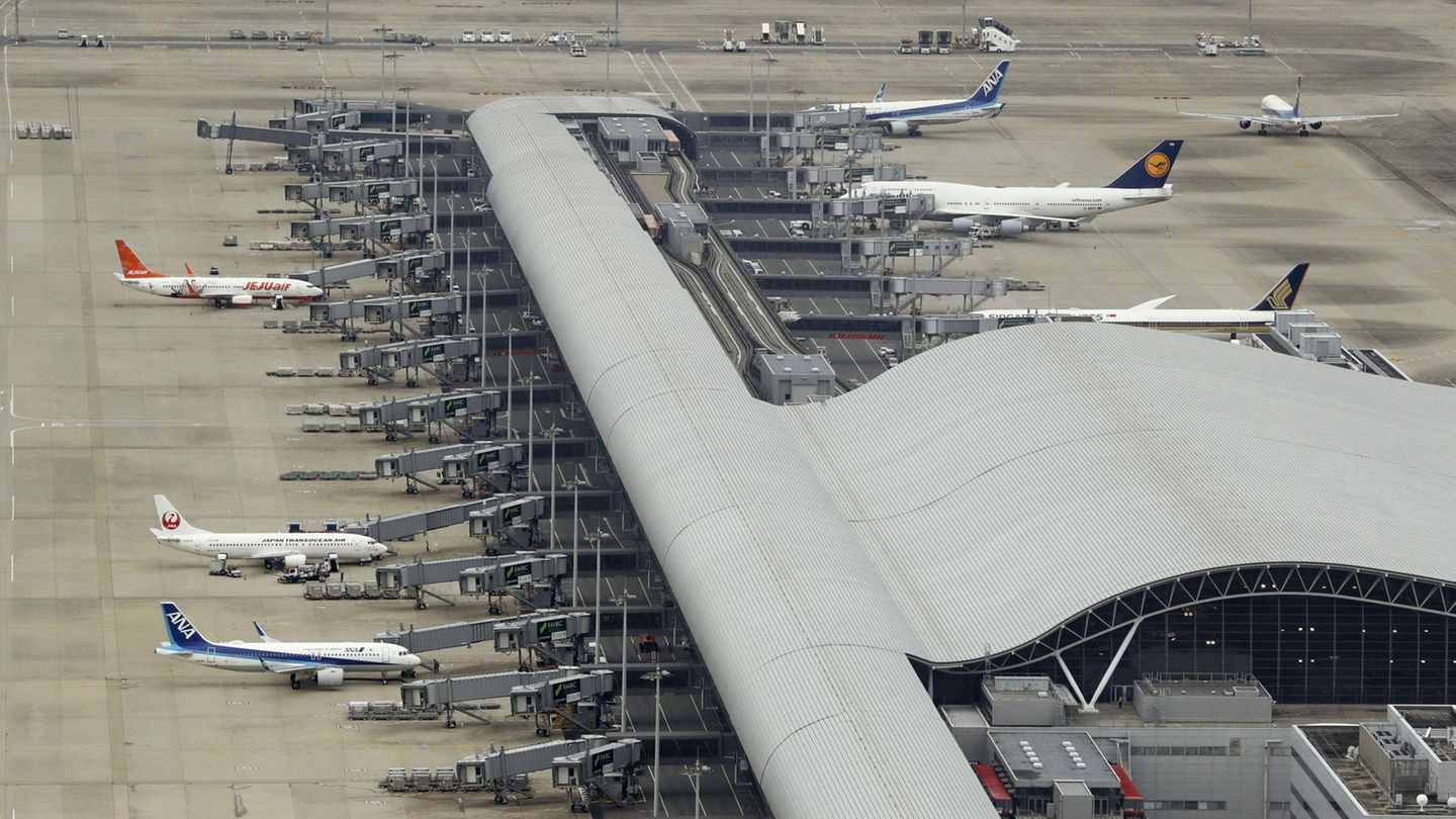 Airport-Ranking 2022: Platz 10: Kansai International Airport (KIX), Japan Um einen Platz verschlechterte sich das Umfrageergebnis des auf einer künstlichen Insel fünf Kilometer vor der Küste von Osaka im Meer errichteten Flughafens. Platz 10: Kansai International Airport (KIX), Japan Um einen Platz verschlechterte sich das Umfrageergebnis des auf einer künstlichen Insel fünf Kilometer vor der Küste von Osaka im Meer errichteten Flughafens.
