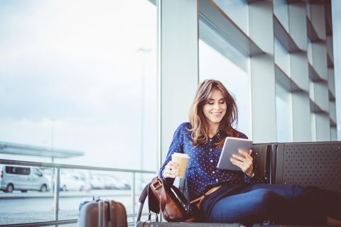 Ob auf der Couch oder am Flughafen: Tablets sind ein beliebter Begleiter (Symbolbild)