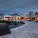 Der Pool dürfte im kalten Chicago den größten Teil des Jahres allerdings eher dekorative Zwecke haben. Jordan selbst scheint es zu kalt geworden zu sein: Er lebt seit 2010 in Florida