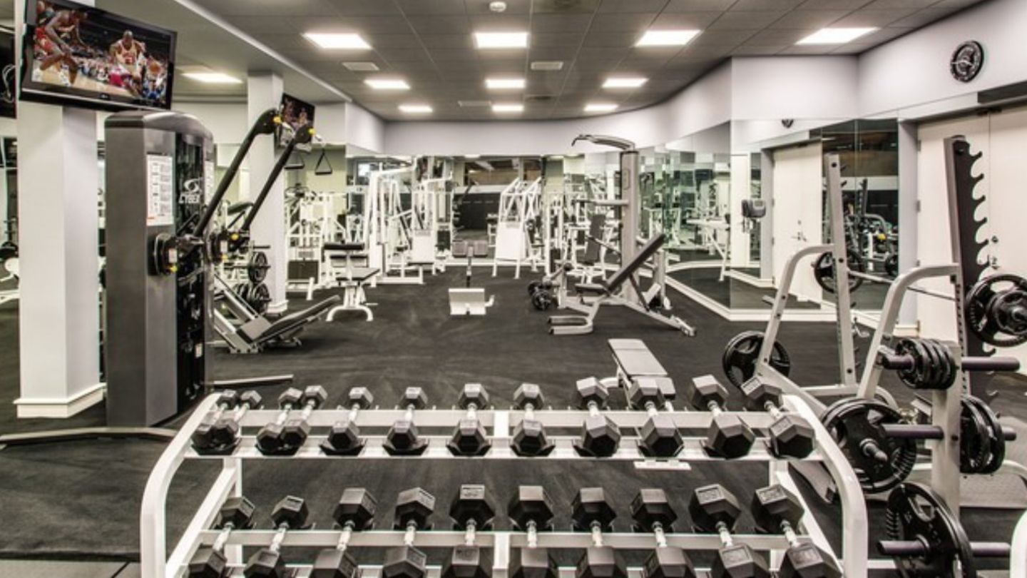 Auch der Sport kommt nicht zu kurz. Das private Fitness-Studio lässt keine Wünsche offen - und beinhaltet zwischen den Unmengen an Trainings-Geräten auch jede Menge Großbild-Fernseher