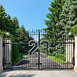Michael Jordan setzte sich mit seinem Anwesen selbst ein Denkmal: Die legendäre Trikotnummer 23 ziert bereits die Einfahrt zu seinem 28.000-Quadratmeter-Anwesen