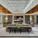 Drinnen ist es nicht weniger protzig: 18 Zimmer zählt das über 500 Quadratmeter große Haupthaus. Neben neun Schlafzimmern bleibt viel Raum für üppige Gemeinschaftsräume