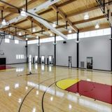 Der Basketball-Platz nach Liga-Standard ist überraschenderweise nicht von Anfang an Teil des Gebäudes gewesen. Er wurde erst 2001 als Anbau umgesetzt. Zusätzlich gibt es auch einen Tennis- und einen kleinen Golfplatz