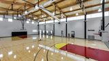 Der Basketball-Platz nach Liga-Standard ist überraschenderweise nicht von Anfang an Teil des Gebäudes gewesen. Er wurde erst 2001 als Anbau umgesetzt. Zusätzlich gibt es auch einen Tennis- und einen kleinen Golfplatz