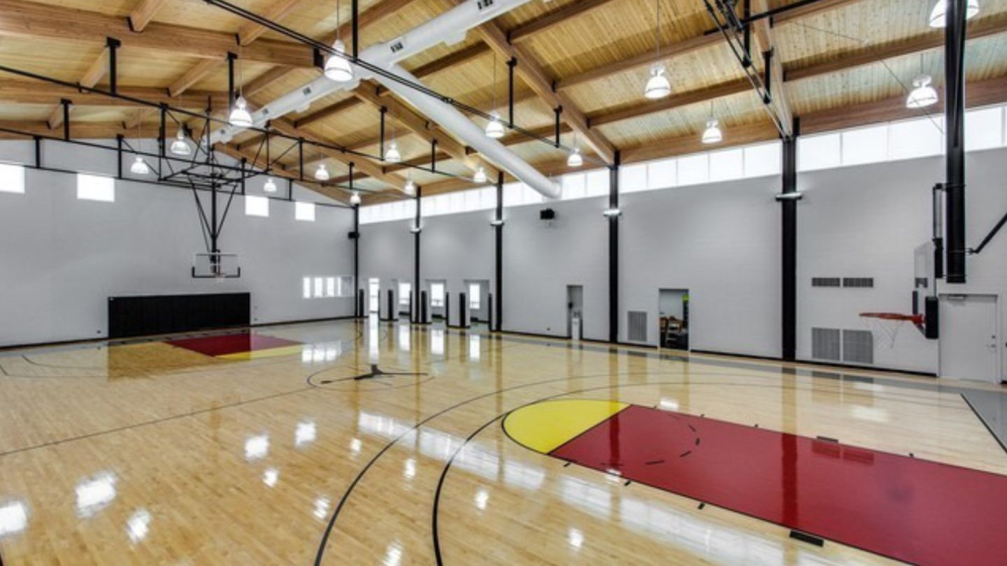 Der Basketball-Platz nach Liga-Standard ist überraschenderweise nicht von Anfang an Teil des Gebäudes gewesen. Er wurde erst 2001 als Anbau umgesetzt. Zusätzlich gibt es auch einen Tennis- und einen kleinen Golfplatz